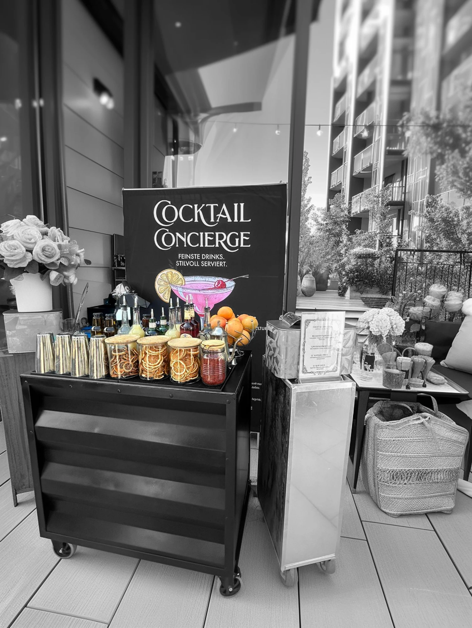 Store Support. Präsentation mit modularer DIY-Container-Bar.